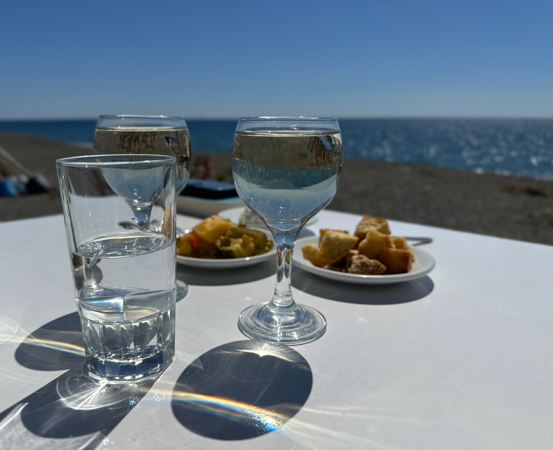 Deux verres de vin et des tapas à la plage