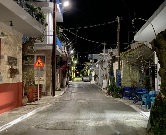 Ο ήσυχος δρόμος του χωριού με τις ταβέρνες το βράδυ