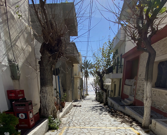 Στενό δρομάκι που οδηγεί στη Λιβυκή θάλασσα